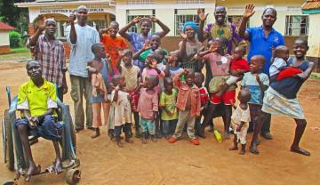 Kinder und Mitarbeiter aus dem SALEM-Kinderheim